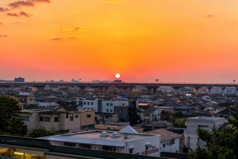 coucher de soleil dans le sud d osaka avec vue sur les maisons japonaises