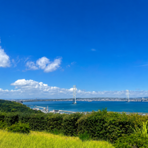 vue sur le pont akashi depuis ile awaji au japon