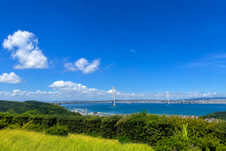 vue sur le pont akashi depuis ile awaji au japon