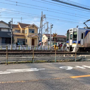 un train qui passe dans un quartier japonais