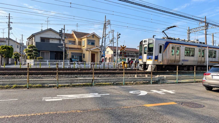 un train qui passe dans un quartier japonais