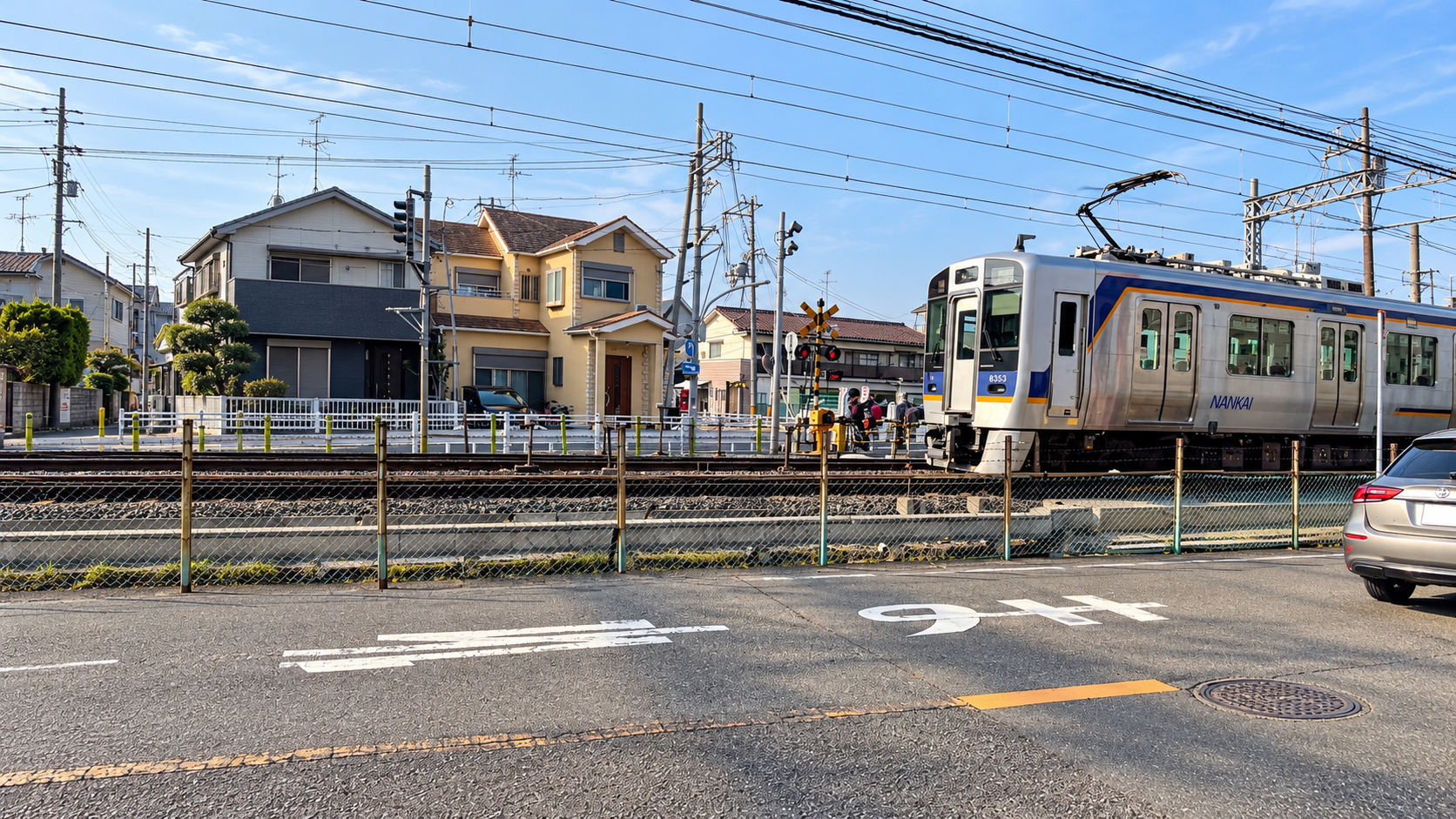 un train qui passe dans un quartier japonais
